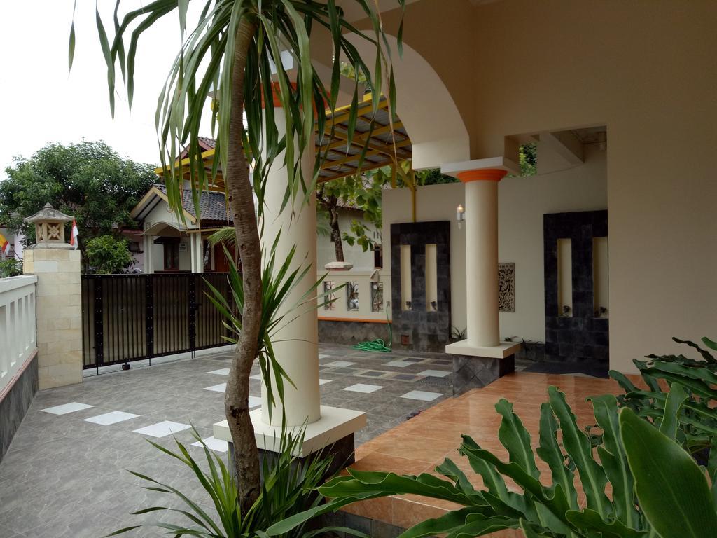 Nariska Suite Homestay ยอกยาการ์ตา ภายนอก รูปภาพ